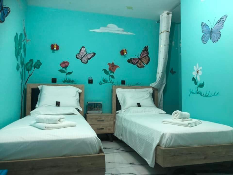 Golden Fox Studios And Suites Lákones Eksteriør billede