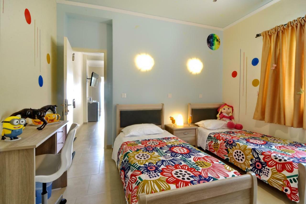 Golden Fox Studios And Suites Lákones Eksteriør billede