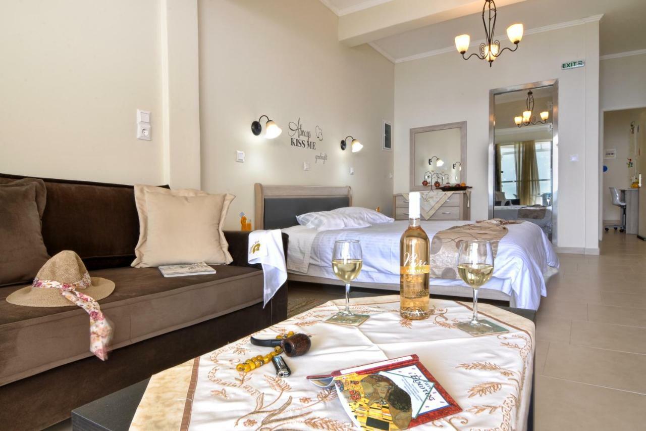 Golden Fox Studios And Suites Lákones Eksteriør billede